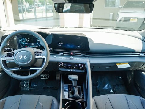 Certified 2025 Hyundai Elantra Hybrid FWD image 13