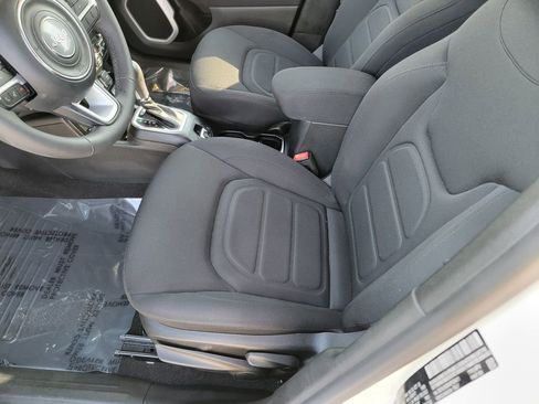 Used 2019 Jeep Renegade Latitude FWD image 18