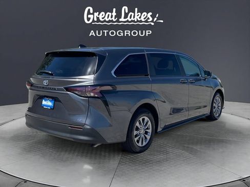 Used 2025 Toyota Sienna LE FWD image 5