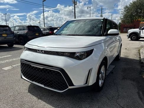 Used 2025 Kia Soul LX w/ LX Technology Package FWD image 4