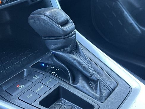 Used 2020 Toyota RAV4 XLE w/ All Weather Liner Package FWD image 33