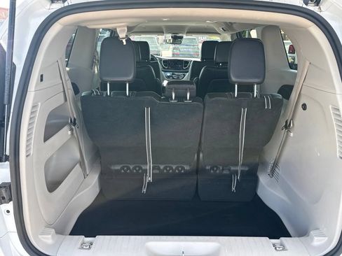 Used 2023 Chrysler Pacifica Touring-L FWD image 39