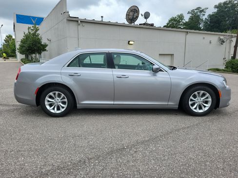 Used 2016 Chrysler 300 Limited RWD image 4