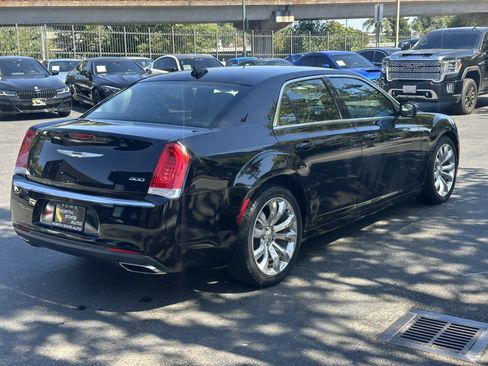 Used 2017 Chrysler 300 Limited RWD image 8