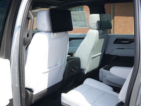 New 2025 Chevrolet Suburban Premier image 27