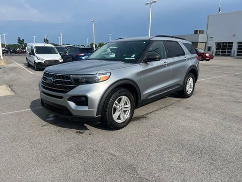 Used 2024 Ford Explorer XLT AWD/4WD image 2