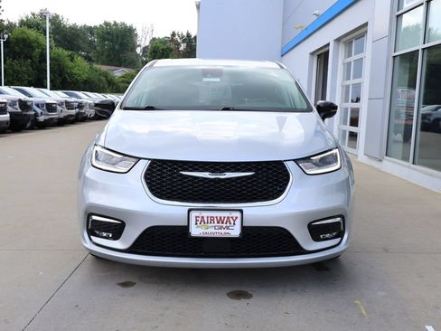 Used 2024 Chrysler Pacifica Touring-L FWD image 5