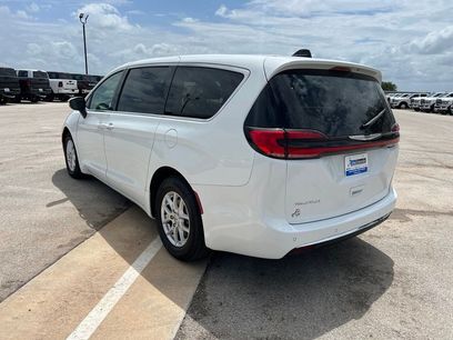 Used 2023 Chrysler Pacifica Touring-L