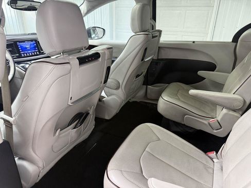 Used 2017 Chrysler Pacifica Limited FWD image 28