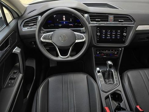 Used 2023 Volkswagen Tiguan SE image 28