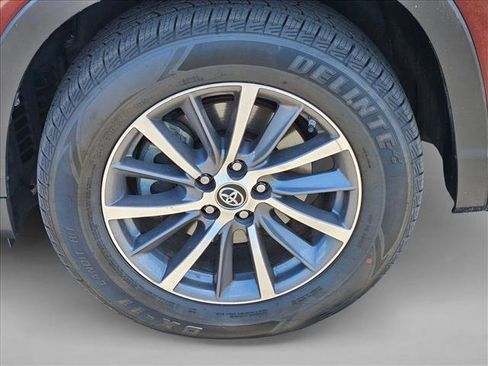 Used 2019 Toyota Highlander XLE FWD image 25