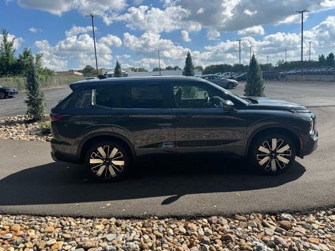 New 2025 Mitsubishi Outlander SE image 6