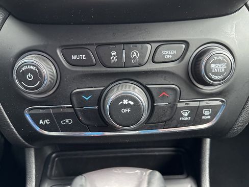 Used 2021 Jeep Cherokee Latitude Plus AWD/4WD image 30