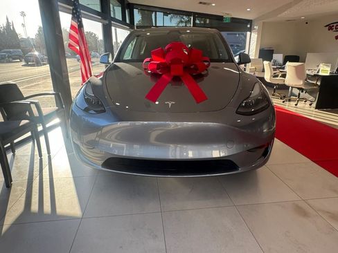 Used 2024 Tesla Model Y Long Range AWD/4WD image 2