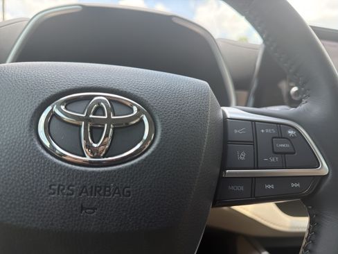 Used 2023 Toyota Highlander XLE AWD/4WD image 11