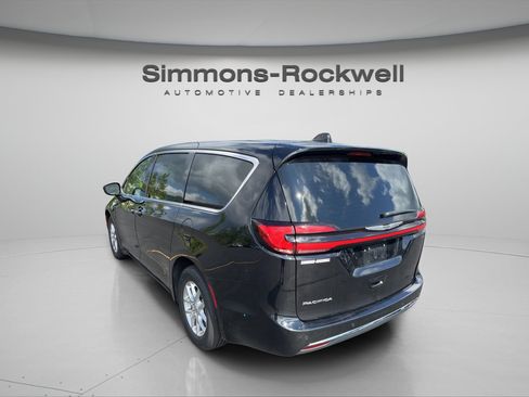Used 2025 Chrysler Pacifica Select FWD image 3