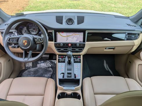 Certified 2025 Porsche Macan AWD/4WD image 21
