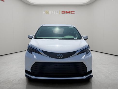 Used 2025 Toyota Sienna LE FWD image 8