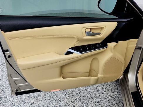 Used 2017 Toyota Camry XLE w/ Moonroof Package FWD image 11