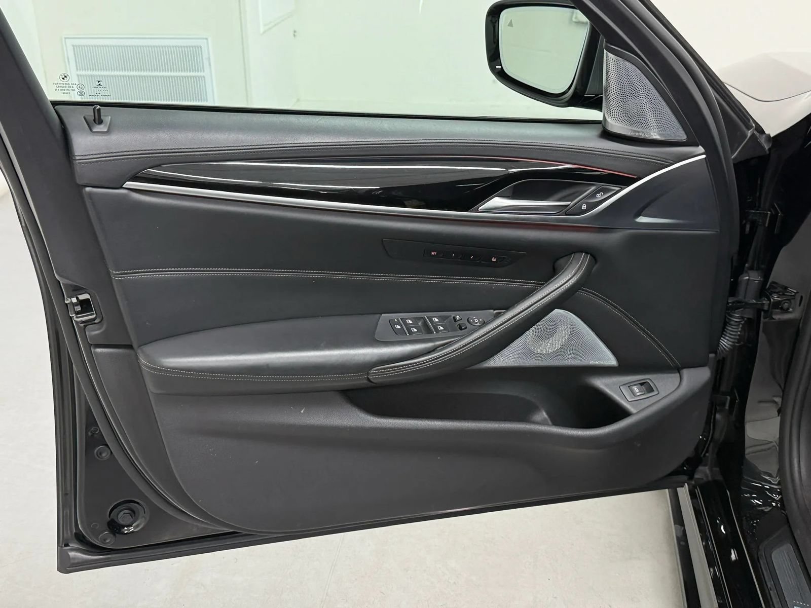Used 2018 BMW M550i xDrive AWD/4WD image 32