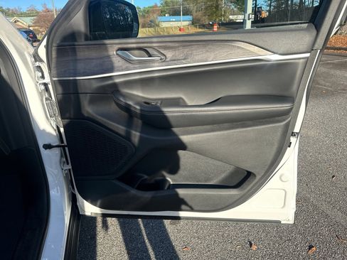 Used 2023 Jeep Grand Cherokee Limited image 18