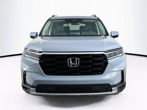 Used 2025 Honda Pilot Touring image 2