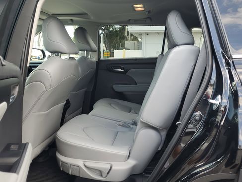 Used 2025 Toyota Highlander XLE image 15