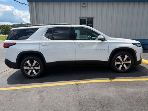 Used 2023 Chevrolet Traverse LT w/ LT Premium Package AWD/4WD image 4