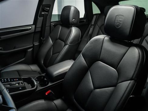Certified 2026 Porsche Macan AWD/4WD image 5