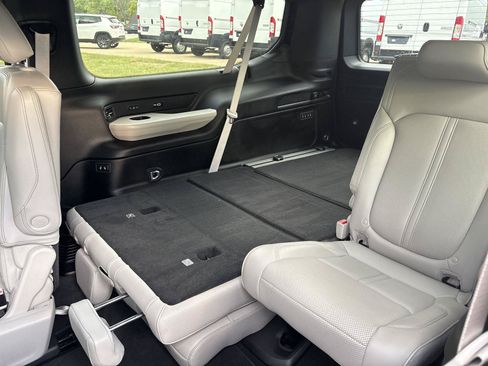 Used 2025 Jeep Wagoneer L Series III w/ Premium Group I AWD/4WD image 11