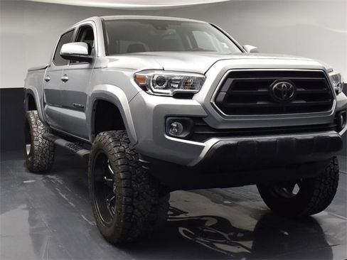 Used 2022 Toyota Tacoma SR5 w/ Technology Package image 2