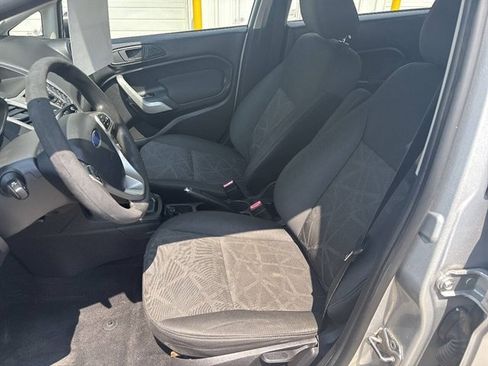 Used 2013 Ford Fiesta SE FWD image 4
