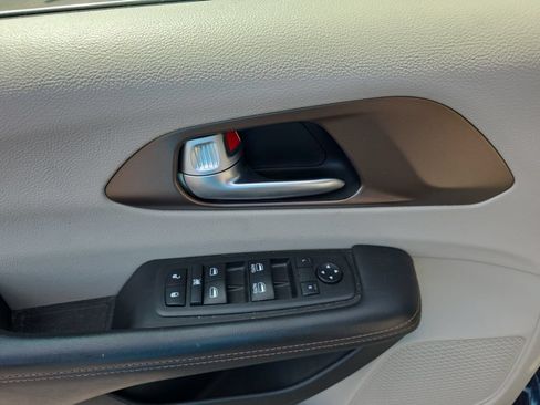 Used 2018 Chrysler Pacifica Touring-L FWD image 14