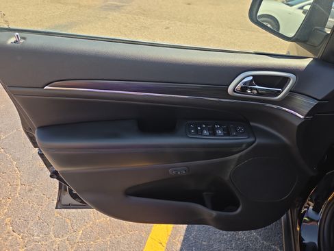 Used 2019 Jeep Grand Cherokee Limited AWD/4WD image 6