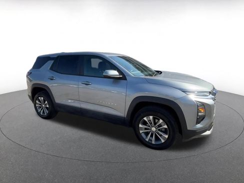 Used 2025 Chevrolet Equinox LT image 2