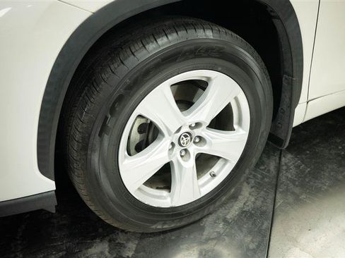 Used 2021 Toyota Highlander LE AWD/4WD image 4