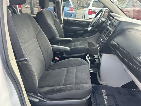 Used 2017 Dodge Grand Caravan SE w/ UConnect Hands-Free Group image 9