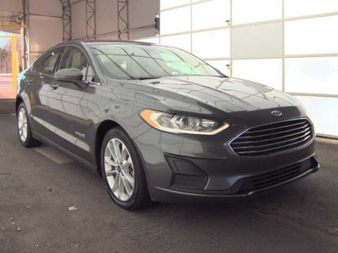 Used 2019 Ford Fusion SE image 2
