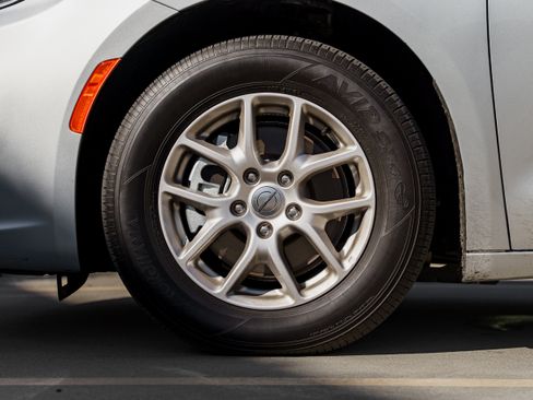 Used 2024 Chrysler Pacifica Touring-L image 28