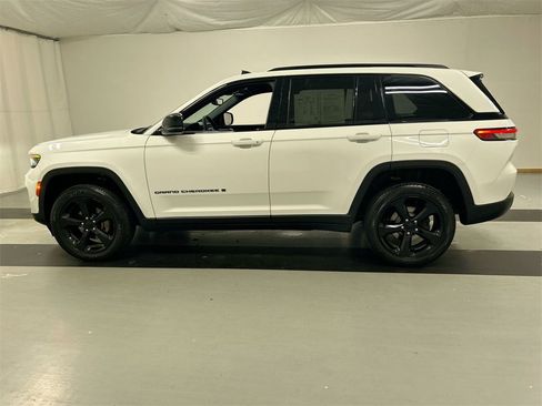 Certified 2023 Jeep Grand Cherokee Altitude image 7