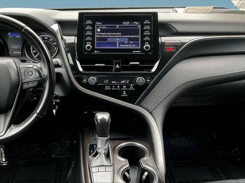 Used 2022 Toyota Camry SE FWD image 9