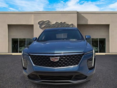 Used 2024 Cadillac XT4 Luxury w/ Cold Weather Package FWD image 8