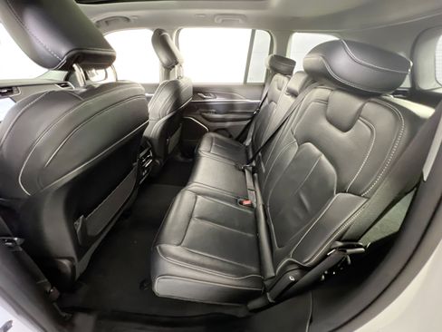 Used 2022 Jeep Grand Cherokee Limited image 25