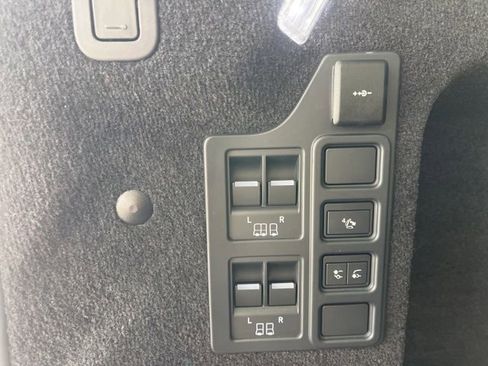 Used 2024 Land Rover Discovery Dynamic SE AWD/4WD image 12