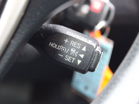 Used 2018 Toyota RAV4 LE image 28