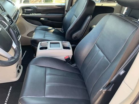 Used 2013 Chrysler Town & Country Touring FWD image 16