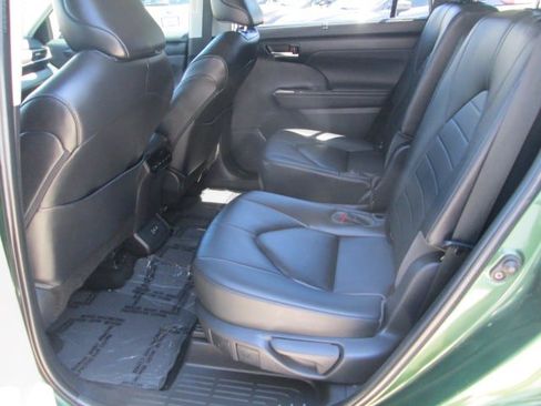 Used 2023 Toyota Highlander XLE AWD/4WD image 10