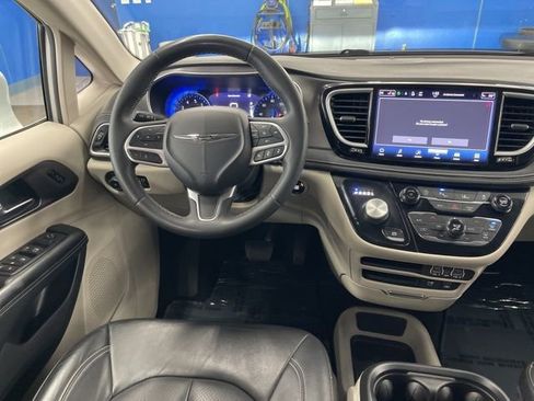 Used 2022 Chrysler Pacifica Touring-L FWD image 6