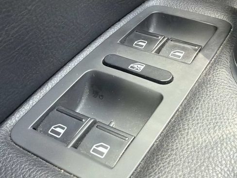 Used 2018 Volkswagen Passat 2.0T SE FWD image 25
