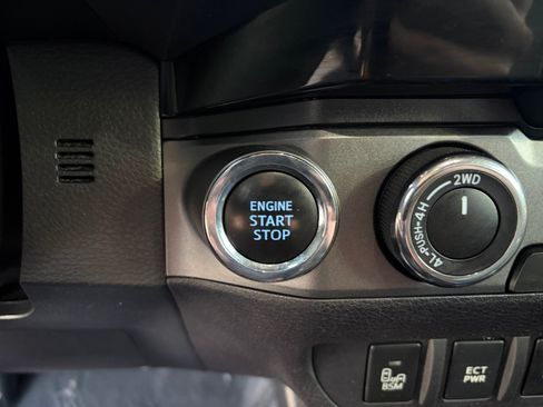 Used 2018 Toyota Tacoma TRD Off-Road w/ Technology Package AWD/4WD image 20